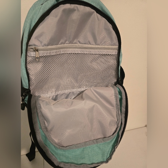 2 Backpacks - Picture 5 of 9